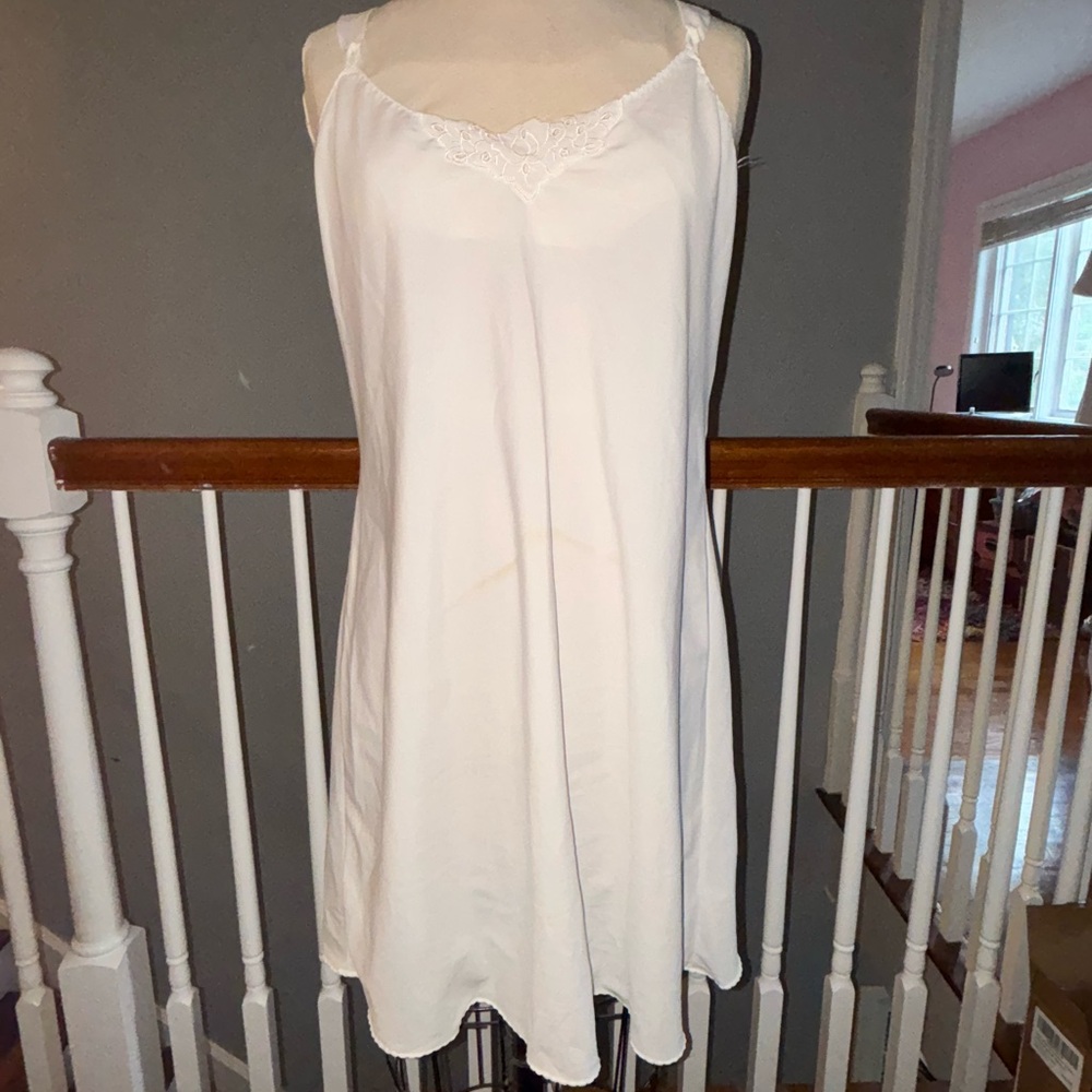 Vanity Fair White Lace Chemise